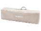 Rechthoekige beige draagtas met rits en handvat.