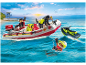 Kinderspeelset met brandweerboot, figuren en reddingshond in het water.