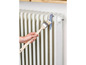Een radiator wordt geschilderd met een kwast.