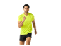 Man in neon geel shirt en zwarte sport shorts.