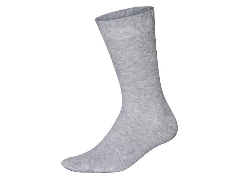 Grijze sokken, tot halverwege het kuitbeen.