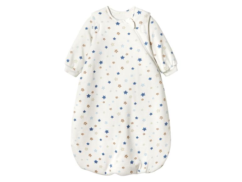 Witte babyslaapzak met blauwe en bruine sterrenprint