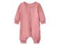Roze baby romper met lange mouwen en knoopsluiting aan de voorkant.