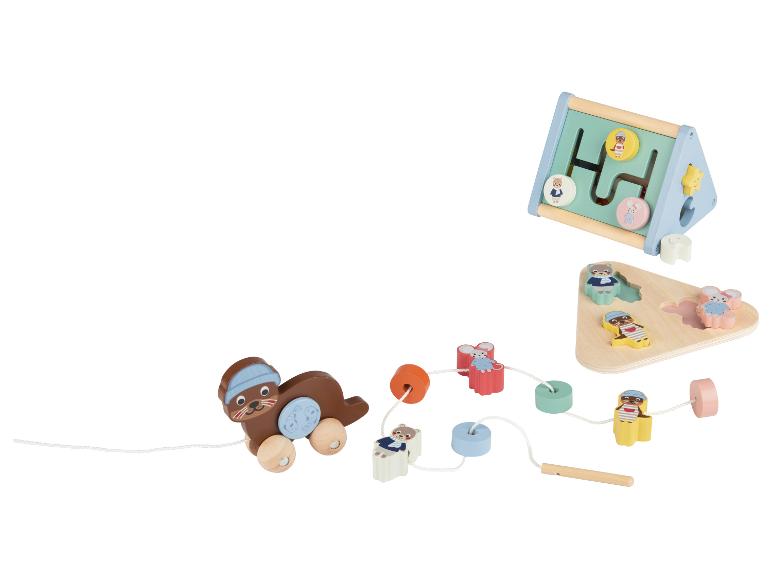 Houten speelgoed: een dierenlabyrint, een vormenpuzzel en een dierentrekspeeltje.