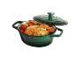 Groene braadpan met gebraden kip en groenten, deels open deksel