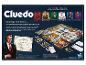 Cluedo bordspel met personages, dobbelstenen en kaarten, op een Hasbro-doos.