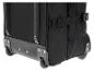 Onderkant van een zwarte reiskoffer met wielen en riemen.
