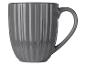Een grijze mok met verticale strepen.
