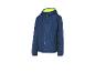 Een blauwe windjack met capuchon