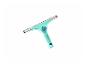 Turquoise raamwisser met handvat en rubberen rand.