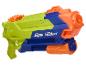 Felgroene en blauwe waterblaster met oranje accenten.