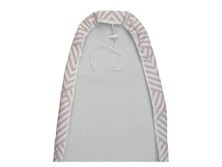 Strijkplankhoes met beige en witte strepen.