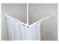 Witte douchegordijn op een hoekige stang