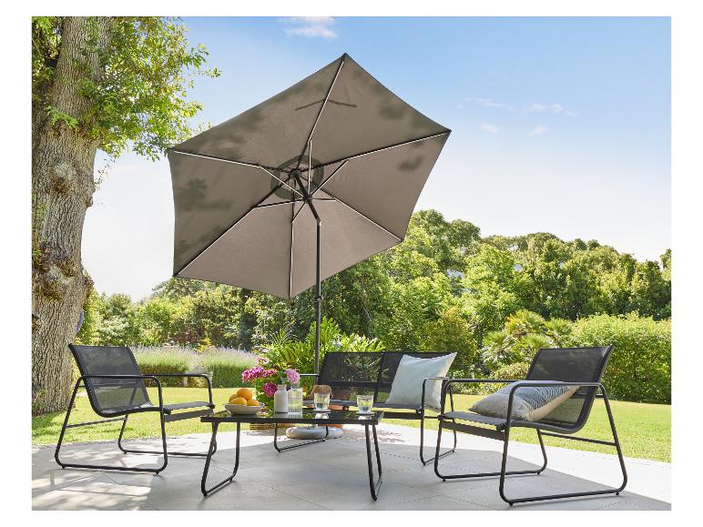 Buiten loungeset met zwart metalen frame, mesh zittingen en een grijze parasol op een terras.