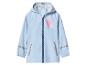 Lichtblauwe kinderregenjas met roze en gele harten, en reflecterende strepen.
