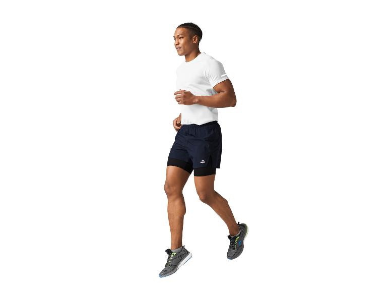 Man rent in Crivit t-shirt en shorts.