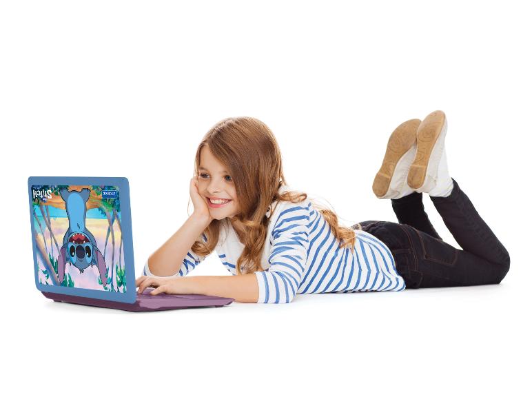 Meisje met een Lexibook laptop met Stitch erop.