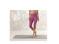 Een vrouw draagt roze capri-leggings en staat op een yogamat.