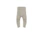 Beige geribbelde babypanty met berenkoppen op de knieën.