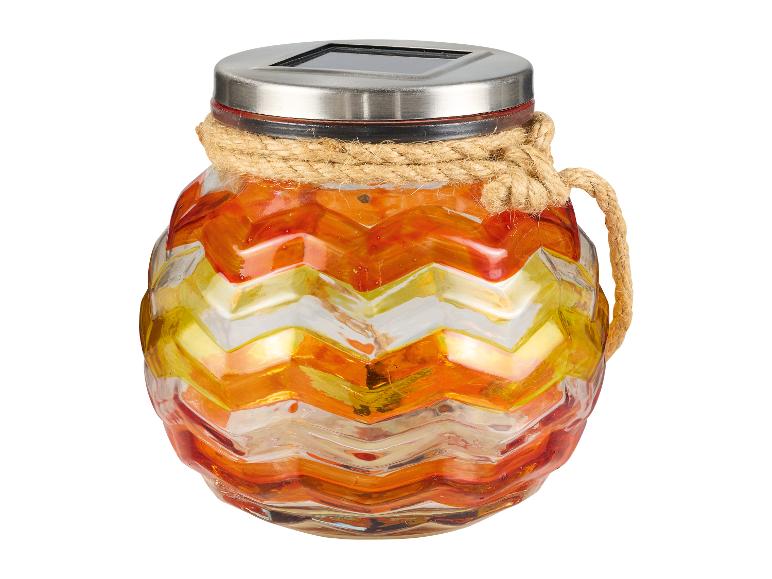 Een glazen zonne-energie lamp met een zigzagpatroon.