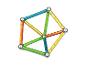Kleurrijke magnetische bouwstaven en metalen ballen vormen een complex geometrisch patroon.