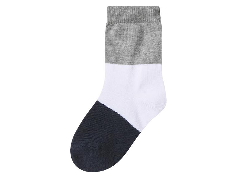 Grijze, witte en donkerblauwe gestreepte sok.