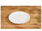 Leeg wit bord op een houten tafel met schaduwen