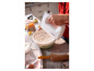 Een witte Philips handmixer klopt slagroom in een kom.