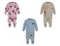 Kinderpyjama's met cartoonfiguren: een roze met Minnie Mouse, een blauwe met Mickey Mouse en een beige met Winnie de Poeh.