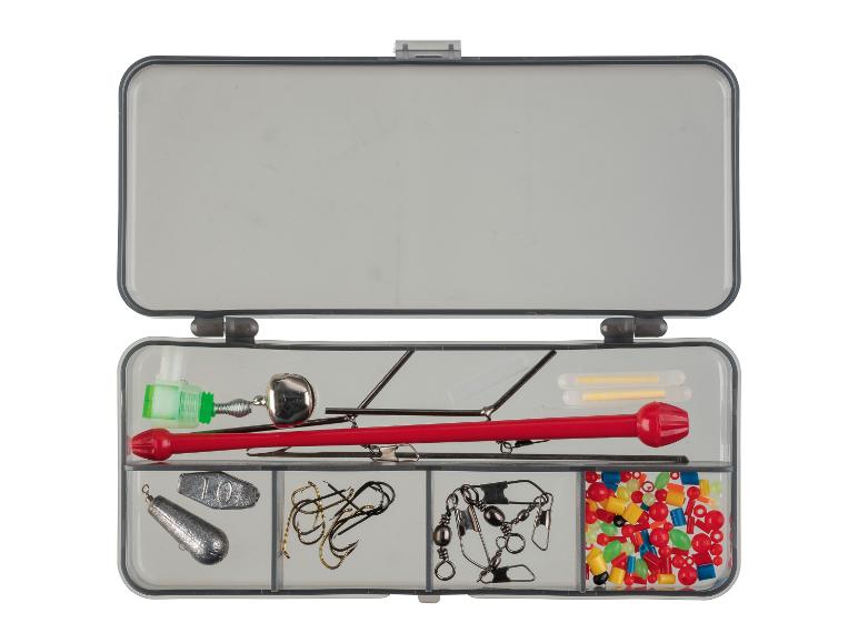 Vissetasje: loodjes, haken, dobber en gekleurde aas.