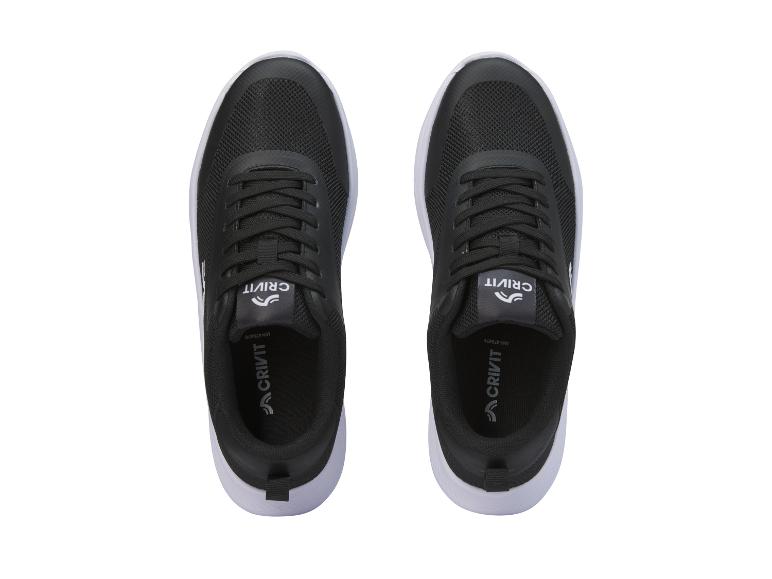 Een paar zwarte Crivit sneakers.