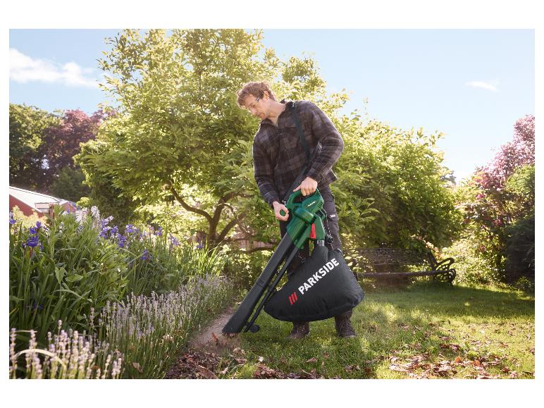 PARKSIDE® elektrische bladzuiger en -blazer PELSB 2600 A1 in gebruik in een tuin
