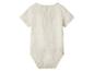 Beige babyromper met korte mouwen en knoopsluiting aan de achterkant.
