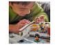 Kind speelt met een LEGO Friends camper speelgoed