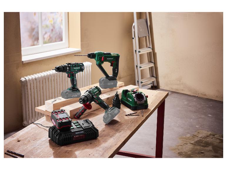 Verschillende Parkside boormachines en accessoires op een houten tafel.