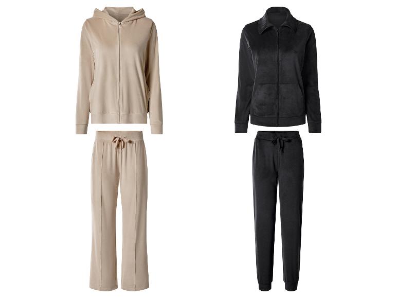Twee velours trainingspakken: een beige met hoodie en wijde broek, en een zwart met jasje en joggingbroek.