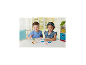 Twee kinderen spelen met kralen aan tafel, figuren makend.