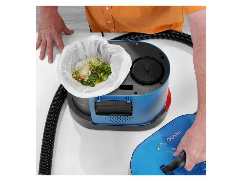 Man leegt etensresten in een Invictus voedselvermaler.