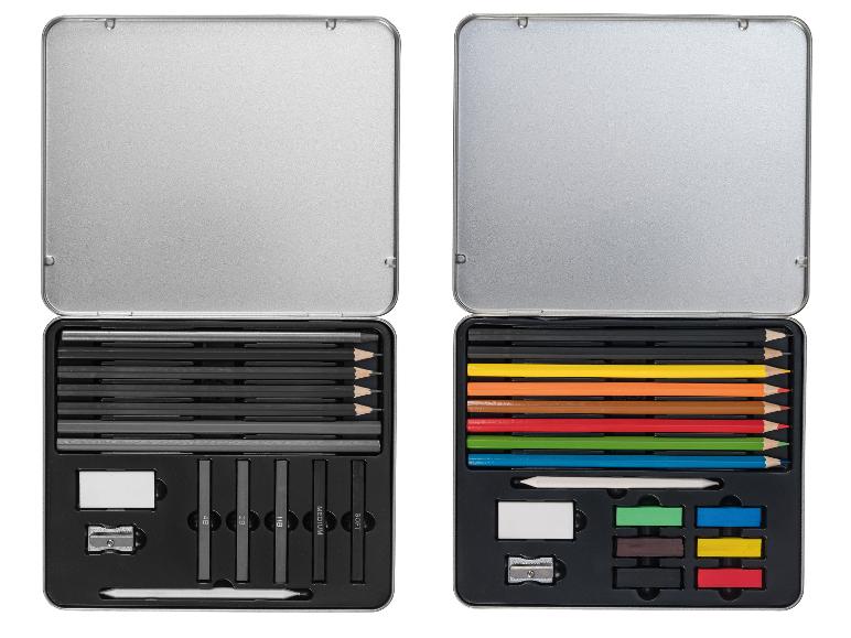 Twee open metalen dozen met kunstsets, één met grafiet- en houtskoolpotloden, de andere met kleurpotloden en pastels.