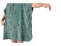 Groene handdoekponcho met capuchon en zak, met uitgestrekte arm