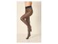 Zwarte panty met hartjes op de benen van een model.