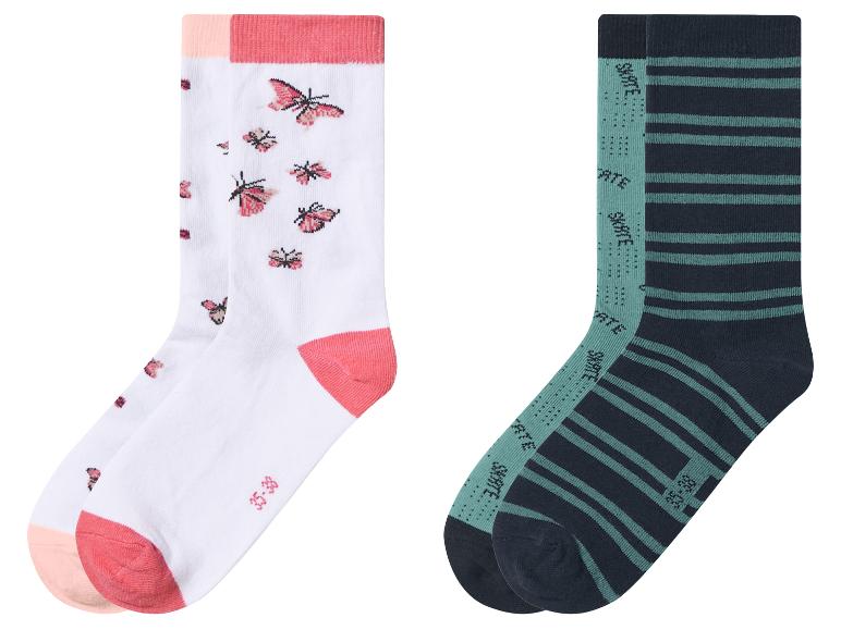Kindersokken met vlinderpatroon en gestreepte sokken, in wit, roze, donkerblauw en turquoise.