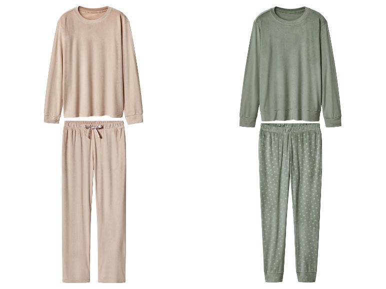 Twee velours pyjamasets, één beige en één mintgroen met stippen.