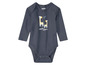Een donkerblauwe baby-body met lange mouwen van Lupilu, met een print van twee giraffen en de tekst 'never alone'.