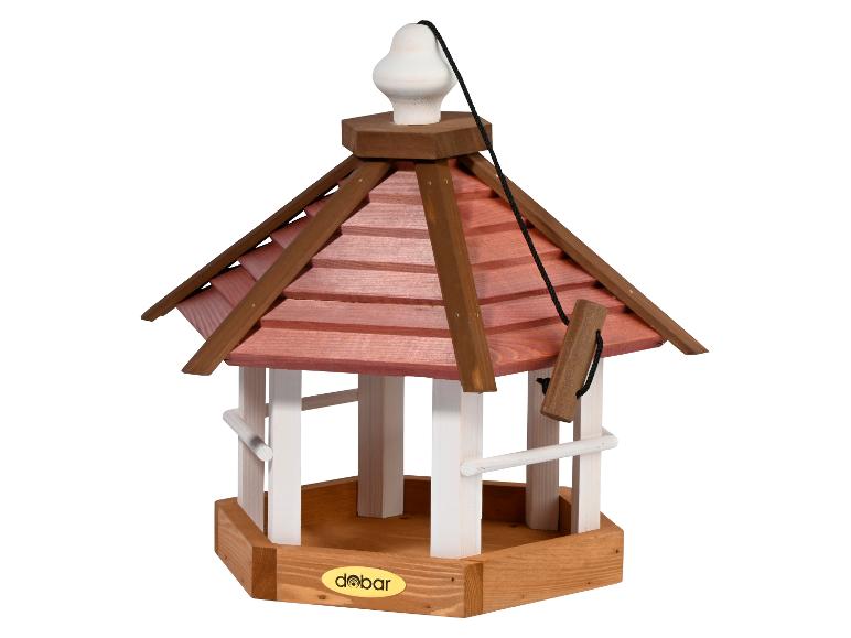 Zeshoekige houten vogelvoederhuisje met rood dak en witte palen