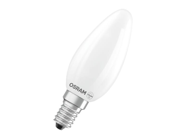 Witte kaarsvormige LED-lamp met schroeffitting, schuin op een witte achtergrond.