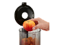 Hand legt appel in transparante container met deksel.
