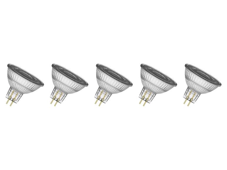 Vijf MR16 halogeenlampen met GU5.3 fitting, diagonaal geplaatst op een witte achtergrond.