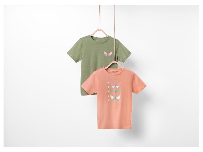 Twee T-shirts met vlindermotief, een groene en een oranje.