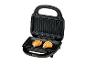 Open tosti-ijzer met twee gegrilde kipfilets